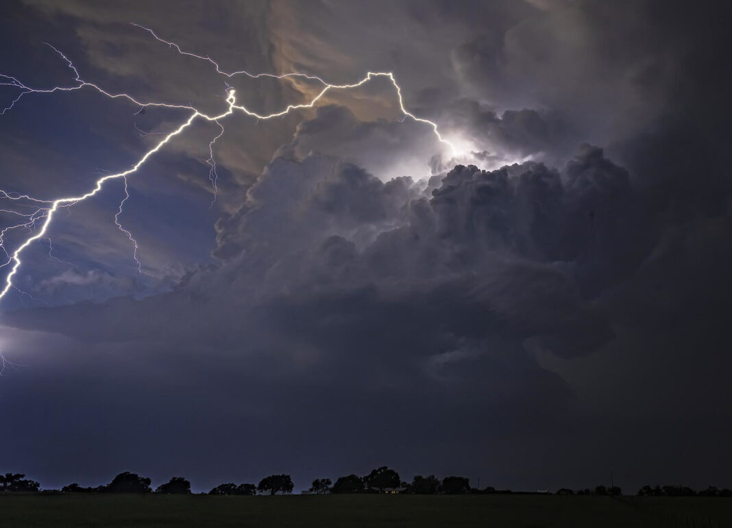 A shocking record: Lightning bolt stretched 515 miles, crossed three states